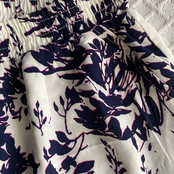 White shorts with purple design, size medium - Picture 2 of 2